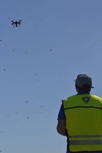 Télépilote de drone en pleine action