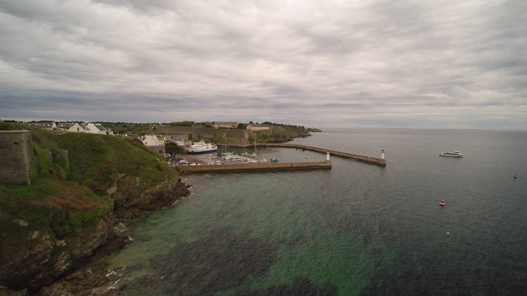 Devant le port du Palais