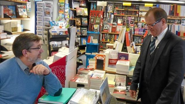Denis Jeant dedicace son calendrier des plages de Belle-île-en-mer