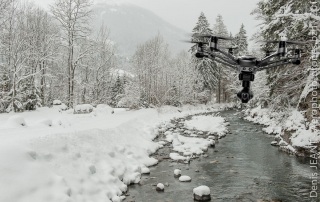 Survol dun Typhoon sur la neige