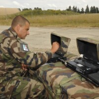 Opérateur militaire de drone de reconnaissance au contact (DRAC) EADS - © Denis JEANT