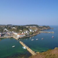 Vue aérienne en drone du petit port de Sauzon, à Belle-île-en-mer, dans le Morbihan (56) vu depuis la rive opposée. © Denis JEANT