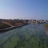 Vue aérienne en drone de la ria de l'arrière-port de Sauzon, à Belle-île-en-mer, dans le Morbihan (56) vu depuis la rive opposée. © Denis JEANT