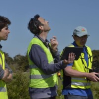Benoît DANIEAU: animateur du programme de prévention des déchets à la CCBI, Stéphane MAUGER: réalisateur et Denis JEANT: exploitant, télépilote de drone - Photo d'Audrey LE GAL