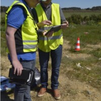 Denis JEANT, exploitant, télépilote de drone et Benoît DANIEAU de la CCBI – Photo Audrey LE GAL