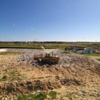 Goélands en vol et zone d’enfouissement de la déchèterie de Chubiguer à Belle-île-en-mer (56) – © Denis JEANT Goélands en vol et zone d’enfouissement de la déchèterie de Chubiguer à Belle-île-en-mer (56) – © Denis JEANT