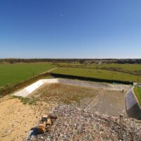 Goélands en vol et zone d’enfouissement de la déchèterie de Chubiguer à Belle-île-en-mer (56) – © Denis JEANT Goélands en vol et zone d’enfouissement de la déchèterie de Chubiguer à Belle-île-en-mer (56) – © Denis JEANT